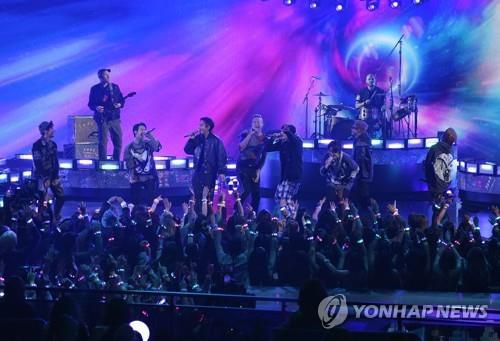 AMA 시상식 무대서 콜드플레이와 공연하는 BTS(로스앤젤레스 AP=연합뉴스) 21일(현지시간) 미국 캘리포니아주 로스앤젤레스 마이크로소프트 시어터에서 열린 '아메리칸 뮤직 어워즈'(American Music Awards·AMA) 무대에서 그룹 방탄소년단(BTS)이 영국 밴드 콜드플레이와 함께 노래하고 있다. 2021.11.22