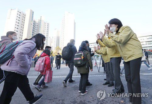 초·중·고 전면 등교 현장 들른 유은혜 부총리(서울=연합뉴스) 류영석 기자 = 전국의 유치원과 초·중·고교가 전면 등교를 시작한 22일 오전 서울 용산구 금양초등학교에서 유은혜 사회부총리 겸 교육부 장관이 등교하는 학생들을 맞이하고 있다. 2021.11.22 ondol@yna.co.kr