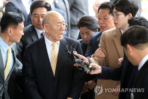 전두환 광주 도착 첫 마디는 "왜 이래"(광주=연합뉴스) 정회성 기자 = 전두환 전 대통령이 2019년 3월 11일 광주지방법원에 들어서며 기자들이 질문하자 "왜 이래"라며 뿌리치고 있다. 2019.3.11 hs@yna.co.kr