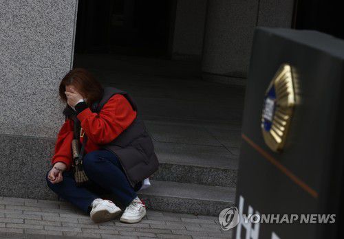 법정 앞에 주저앉아사진은 지난 3월 11일 서초동 대법원에서 고(故) 박인근 전 형제복지원 원장에 대한 비상상고가 기각되자 법정에서 나온 형제복지원 피해자가 눈물을 흘리고 있는 모습. [연합뉴스 자료사진]