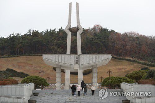끝내 받지 못한 사죄(광주=연합뉴스) 정회성 기자 = 대한민국 제11·12대 대통령을 지낸 전두환 씨가 23일 사망했다. 5·18 민주화운동 관련 단체는 법적·역사적 책임을 묻지 못했다며 그의 사망 소식에 허망함을 드러냈다. 사진은 이날 광주 북구 운정동 국립5·18민주묘지의 모습. 2021.11.23 hs@yna.co.kr