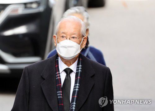 전두환 전 대통령 자택 찾은 장세동 전 안기부장(서울=연합뉴스) 황광모 기자 = 전두환 전 대통령이 사망한 23일 오전 서울 서대문구 연희동 자택으로 장세동 전 국가안전기획부 부장이 들어서고 있다. 2021.11.23 hkmpooh@yna.co.kr