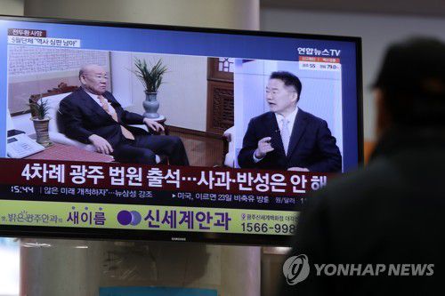 '전두환 사망 뉴스' 지켜보는 광주시민(광주=연합뉴스) 정회성 기자 = 전두환 전 대통령이 사망한 23일 광주 서구 광천동 종합버스터미널에서 시민이 관련 뉴스를 시청하고 있다. 2021.11.23 hs@yna.co.kr