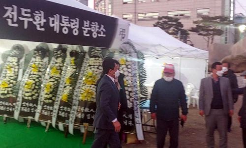 분향소 찾은 문준희 합천군수[생명의 숲 되찾기 합천군민운동본부 제공. 재판매 및 DB 금지]