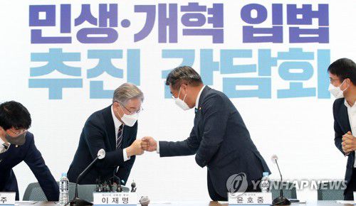 이재명, 민생·개혁 입법 추진 간담회(서울=연합뉴스) 이정훈 기자 = 더불어민주당 이재명 대선 후보가 24일 서울 여의도 중앙당사 회의실에서 열린 민생·개혁 입법 추진 간담회에 참석하며 윤호중 원내대표와 주먹 인사를 하고 있다.2021.11.24 [국회사진기자단] uwg806@yna.co.kr