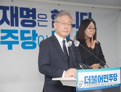 이재명, 핵심 당직자 일괄사퇴 관련 질의응답(서울=연합뉴스) 이정훈 기자 = 더불어민주당 이재명 대선 후보가 24일 오후 서울 여의도 중앙당사에서 핵심 당직자 일괄 사퇴와 관련해 기자들의 질문에 답하고 있다. 2021.11.24 [국회사진기자단] uwg806@yna.co.kr