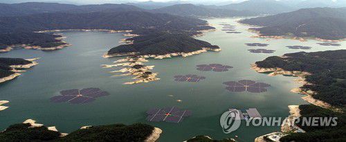 상업 발전 시작한 합천댐 수상태양광(서울=연합뉴스) 24일 상업 발전을 시작한 경남 합천군 합천댐 수상태양광(41MW) 전경.      댐 호수를 이용한 국내 최대 규모의 부유식 합천댐 수상태양광이 매년 생산하는 전력량은 연간 2만가구에서 사용할 수 있는 수준이다.  2021.11.24 [환경부 제공. 재판매 및 DB금지] jeong@yna.co.kr