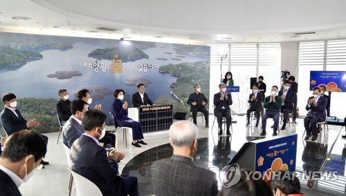 합천댐 수상 태양광 발전 주민 간담회 참석한 문재인 대통령(합천=연합뉴스) 안정원 기자 = 문재인 대통령이 24일 경남 합천군 합천댐 수상 태양광(41MW) 현장 시찰을 마친 뒤 합천댐물문화관에서 열린 수상 태양광 상업 발전 개시 지역주민ㆍ전문가 간담회에 참석하고 있다.      댐 호수를 이용한 국내 최대 규모의 부유식 합천댐 수상 태양광이 매년 생산하는 전력량은 연간 2만 가구에서 사용할 수 있는 수준이다. 2021.11.24 jeong@yna.co.kr