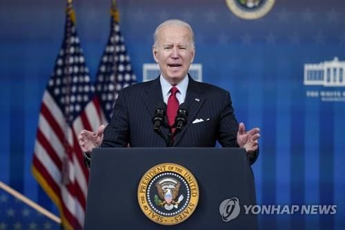 비축유 방출 계획 밝히는 바이든…'유가 잡기'    (워싱턴 AP=연합뉴스) 조 바이든 미국 대통령이 23일(현지시간) 워싱턴DC 백악관 경내 사우스 코트 오디토리엄에서 에너지 관련 연설을 하고 있다. 바이든 대통령은 유가를 낮추기 위해 비축유 5천만 배럴 방출을 지시했다며, 한국을 포함해 중국과 일본, 인도, 영국 등도 동참한다고 밝혔다. 2021.11.25