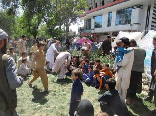 카불에 몰려든 난민들에게 식량을 제공하는 NEI 사무소 관계자들[권순영 대표 제공]