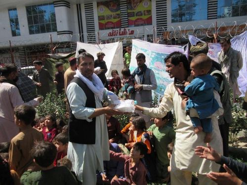 난민들에게 식량 꾸러미를 전달하는 모습 [권순영 대표 제공]