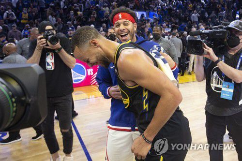 세스 커리 '형! 이러기야?'[AP=연합뉴스]