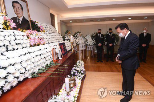 빈소 찾은 손학규 전 바른미래당 대표(서울=연합뉴스) 손학규 전 바른미래당 대표가 29일 서울 종로구 서울대병원 장례식장에 마련된 고(故) 노태우 전 대통령 빈소를 찾아 조문하고 있다. 2021.10.29 [사진공동취재단] photo@yna.co.kr