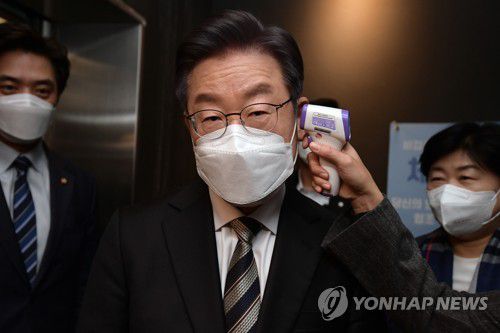 체온 체크하는 이재명 대선후보(서울=연합뉴스) 더불어민주당 이재명 대선후보가 25일 서울 동작구 복합문화공간 숨에서 열린 여성 군인들과 간담회에 참석하며 체온을 체크하고 있다. 2021.11.25 [국회사진기자단] srbaek@yna.co.kr