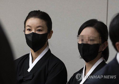 예배 준비하는 박상아(서울=연합뉴스) 김주성 기자 = 25일 오전 서울 서대문구 신촌세브란스병원 장례식장에 마련된 전두환 전 대통령 빈소에서 차남 전재용 씨의 부인 박상아 씨가 예배 준비를 하고 있다. 2021.11.25 [공동취재] utzza@yna.co.kr