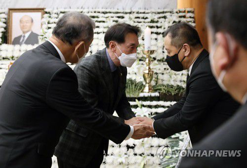 빈소 찾은 국민의힘 김석기 의원(서울=연합뉴스) 김주성 기자 = 국민의힘 김석기 의원이 25일 서울 서대문구 신촌세브란스병원 장례식장에 마련된 전두환 전 대통령 빈소를 찾아 조문한 뒤 전씨의 장남 전재국 씨를 위로하고 있다. 2021.11.25 [공동취재] utzza@yna.co.kr