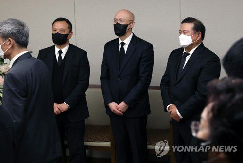 조문객 맞이하는 전재국·재용·재만 씨(서울=연합뉴스) 김주성 기자 = 25일 서울 서대문구 신촌세브란스병원 장례식장에 마련된 전두환 전 대통령 빈소에서 전씨의 장남 전재국(왼쪽부터), 차남 전재용, 삼남 전재만 씨가 조문객을 맞이하고 있다. 2021.11.25 [공동취재] utzza@yna.co.kr