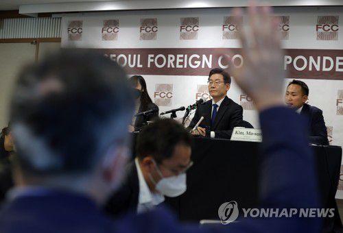 외신기자 질문받는 이재명(서울=연합뉴스) 더불어민주당 이재명 대선 후보가 25일 오후 서울 중구 한국프레스센터에서 열린 외신기자 클럽 초청 토론회에서 외신기자들의 질문을 받고 있다. 2021.11.25 [국회사진기자단] uwg806@yna.co.kr