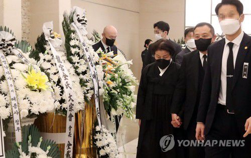 입관식 참석하는 가족들(서울=연합뉴스) 서명곤 기자 = 25일 서울 서대문구 신촌세브란스병원 장례식장에 마련된 전두환 전 대통령 빈소에서 전씨의 부인 이순자 씨 등 가족들이 입관식을 위해 이동하고 있다. 2021.11.25 [공동취재] seephoto@yna.co.kr