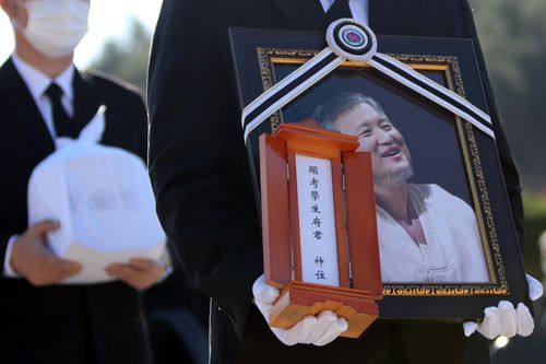 영면의 길 떠나는 5·18 피해자(광주=연합뉴스) 정회성 기자 = 26일 오전 광주 북구 운정동 국리보 5·18민주묘지 2묘역에서 이광영 씨의 안장식이 열리고 있다. 5·18 피해자인 이씨는 전두환 씨가 사망한 지난 23일 고향 전남 강진의 한 저수지에서 숨진 채 발견됐다.