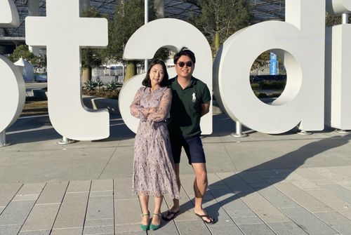 소파이 스타디움 앞에서 포즈를 취한 BTS 한국 팬(로스앤젤레스=연합뉴스) 정윤섭 특파원 = 25일(현지시간) 미국 LA 소파이 스타디움 앞에서 BTS 한국 팬 문현아(36) 씨와 김동준(29) 씨가 포즈를 취하고 있다. 2021.11.26 jamin74@yna.co.kr