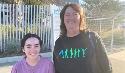 BTS 콘서트 관람을 위해 텍사스 댈러스에서 온 애비(왼쪽)와 로라(오른쪽)(로스앤젤레스=연합뉴스) 정윤섭 특파원 = 25일(현지시간) 텍사스 댈러스에서 온 방탄소년단 팬 애비가 엄마 로라와 함께 공연장을 미리 찾았다. 2021.11.26 jamin74@yna.co.kr