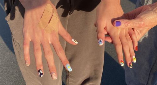 10대 팬 릴리가 손톱에 치장한  BTS 네일 아트(로스앤젤레스=연합뉴스) 정윤섭 특파원 = 25일(현지시간) LA 소파이 스타디움을 찾은 10대 소녀 팬 릴리가 손톱에 치장한 BTS 네일 아트를 보여주고 있다. 2021.11.26 jamin74@yna.co.kr