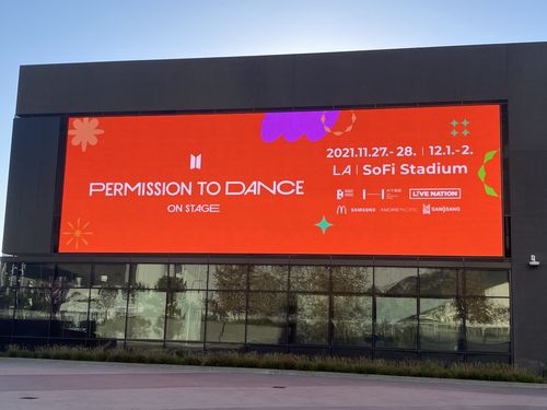 BTS 공연을 알리는 소파이 스타디움 외곽 전광판 (로스앤젤레스=연합뉴스) 정윤섭 특파원 = 25일(현지시간) 미국 LA 소파이 스타디움 외곽 전광판에 BTS 콘서트를 알리는 안내문이 떠있다. 2021.11.26 jamin74@yna.co.kr