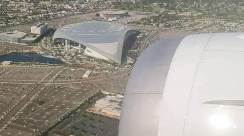 LA 공항 도착을 앞두고 비행기 내에서 공연장 사진을 찍은 팬[트위터 게시물 캡처. 재판매 및 DB 금지]