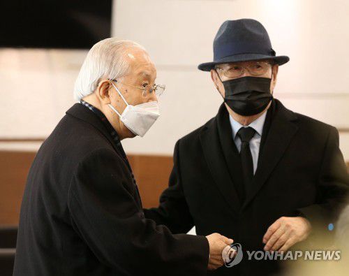 빈소 지키는 장세동(서울=연합뉴스) 황광모 기자 = 전두환 전 대통령 장례 이틀째인 지난 24일 오전 빈소가 마련된 서울 서대문구 신촌세브란스병원 장례식장에서 장세동 전 안기부장(왼쪽)과 고명승 전 육군 3군 사령관이 대화하고 있다 .[공동취재]