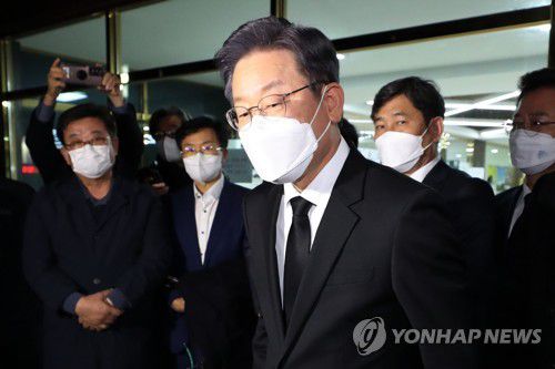 이재명 "역사와 진실의 법정에는 시효가 없다"(광주=연합뉴스) 정회성 기자 = 더불어민주당 이재명 대선 후보가 25일 오후 광주 북구 한 장례식장에서 전두환 전 대통령 사망 당일 극단적 선택으로 생을 마감한 5·18 민주화운동 피해자의 빈소를 조문한 뒤 입장을 밝히고 있다. 이 후보는 "역사와 진실의 법정에는 시효가 없다"고 말했다. 2021.11.25 hs@yna.co.kr