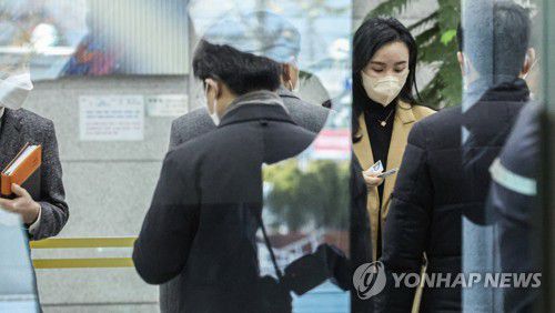 서버 압수수색 위해 대검청사에서 대기중인 공수처 수사관들(서울=연합뉴스) 황광모 기자 = 고위공직자 범죄수사처(공수처) 수사 관계자들이 26일 오전 서울 서초구 대검찰청에서 '이성윤 서울고검장 공소장 유출 의혹'과 관련한 서버 압수수색을 위해 청사에 도착해 해당 사무실로 가기 위해 대기하고 있다.     공수처 수사3부는 오전 10시께부터 대검 정보통신과에 압수수색을 진행 중이다. 2021.11.26 hkmpooh@yna.co.kr