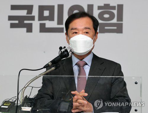 국민의힘 김병준 상임선대위원장(서울=연합뉴스) 이정훈 기자 = 국민의힘 김병준 상임선대위원장이 26일 오전 서울 여의도 당사에서 기자간담회를 열고 취재진의 질문에 답하고 있다. 2021.11.26 [국회사진기자단] uwg806@yna.co.kr