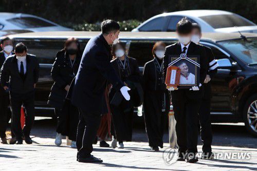 5·18 피해자, 마지막 여정(광주=연합뉴스) 정회성 기자 = 26일 오전 광주 북구 운정동 국리보 5·18민주묘지 2묘역에서 이광영 씨의 안장식이 열리고 있다. 5·18 피해자인 이씨는 전두환 씨가 사망한 지난 23일 고향 전남 강진의 한 저수지에서 숨진 채 발견됐다. 2021.11.26 hs@yna.co.kr