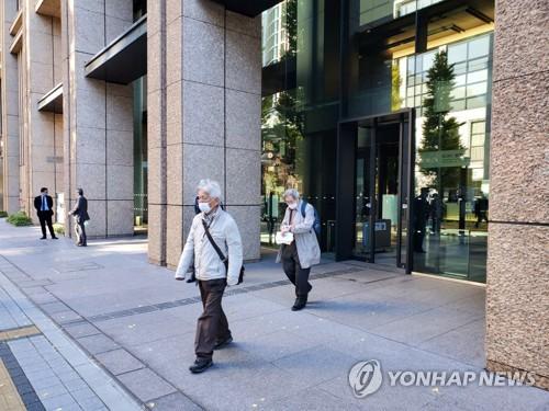 징용 배상 요구 일본 시민단체 미쓰비시중공업 항의 방문(도쿄=연합뉴스) 김호준 특파원 = 신종 코로나바이러스 감염증(코로나19) 확산으로 중단된 일본 시민단체의 '금요행동'이 26일부터 다시 시작됐다. '나고야 미쓰비시 조선여자근로정신대 소송을 지원하는 모임'은 이날 도쿄 미쓰비시(三菱)중공업 본사 앞에서 강제 동원에 대한 사죄와 배상을 촉구하는 집회(금요행동)를 1년 8개월 만에 재개했다. 이 단체의 다카하시 마코토 공동대표(왼쪽) 등이 미쓰비시중공업을 항의 방문한 뒤 나오는 모습. 2021.11.26 hojun@yna.co.kr