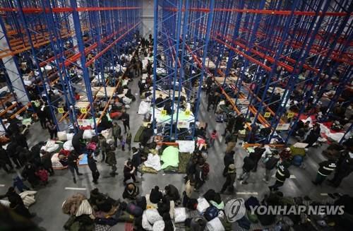 벨라루스 당국이 물류 센터를 개조해 만든 임시 난민수용소[그로드노<벨라루스> 타스 연합뉴스. 재판매 및 DB 금지]