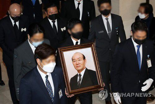 전두환 발인(서울=연합뉴스) 김도훈 기자 = 27일 오전 서울 서대문구 신촌 세브란스병원 장례식장에서 고 전두환 전 대통령의 발인식이 진행되고 있다. 2021.11.27 [공동취재] superdoo82@yna.co.kr