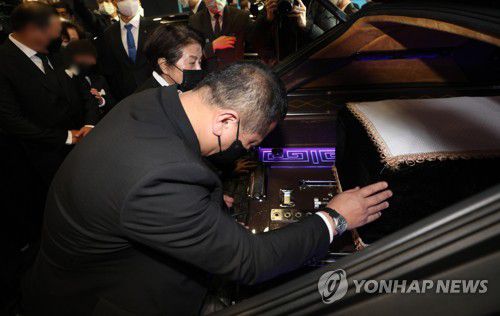 마지막 인사하는 이순자(서울=연합뉴스) 김도훈 기자 = 고 전두환 전 대통령의 발인식이 진행된 27일 오전 서울 서대문구 신촌 세브란스병원 장례식장에서 운구차로 옮겨진 전 씨 시신을 향해 부인 이순자 씨와 유족이 인사를 하고 있다. 2021.11.27 [공동취재] superdoo82@yna.co.kr