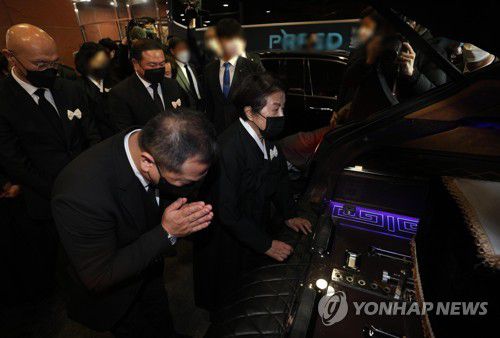 마지막 인사하는 이순자(서울=연합뉴스) 김도훈 기자 = 고 전두환 전 대통령의 발인식이 진행된 27일 오전 서울 서대문구 신촌 세브란스병원 장례식장에서 운구차로 옮겨진 전 씨 시신을 향해 부인 이순자 씨와 유족이 인사를 하고 있다. 2021.11.27 [공동취재] superdoo82@yna.co.kr