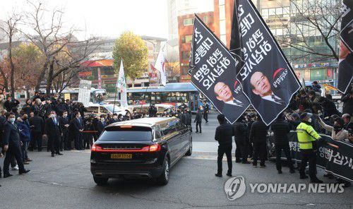 장례식장 떠나는 전두환 운구차(서울=연합뉴스) 김도훈 기자 = 전두환 전 대통령의 발인식이 진행된 27일 오전 서울 서대문구 신촌 세브란스병원 장례식장에서 운구차량이 나오고 있다. 2021.11.27 [공동취재] superdoo82@yna.co.kr