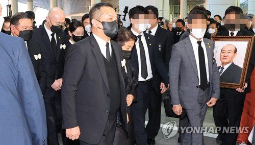 서울추모공원 들어가는 전두환 유족(서울=연합뉴스) 김도훈 기자 = 27일 오전 서울 서초구 서울추모공원에서 전두환 전 대통령의 가족들이 건물 안으로 들어가고 있다. 2021.11.27 superdoo82@yna.co.kr