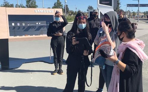 삼성이 BTS 콘서트를 계기로 진행한 폴더블폰 프로모션 행사(로스앤젤레스=연합뉴스) 정윤섭 특파원 = 삼성은 27일(현지시간) BTS 콘서트 공연장 외곽에서 폴더블폰 프로모션 행사를 진행했다. 2021.11.28 jamin74@yna.co.kr