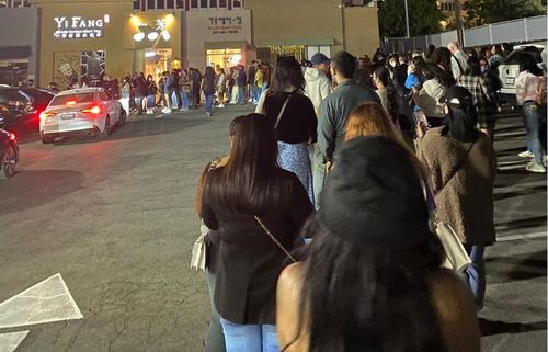 방탄소년단이 소개한 LA의 한 곱창집 앞에서 줄을 선 팬들[트위터 게시물 캡처. 재판매 및 DB 금지]