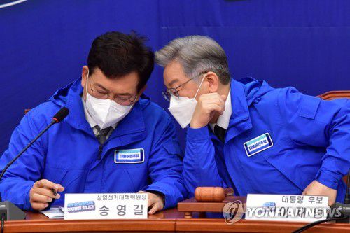 대화하는 이재명 후보와 송영길 상임선대위원장(서울=연합뉴스) 하사헌 기자 = 더불어민주당 이재명 대선 후보와 송영길 상임선대위원장이 15일 국회에서 열린 중앙선거대책위원회의에서 대화하고 있다. 2021.11.15 [국회사진기자단] toadboy@yna.co.kr