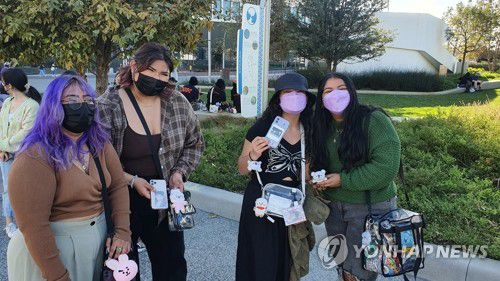 방탄소년단 '보라해'(로스앤젤레스=연합뉴스) 이태수 기자 = 27일(현지시간) 방탄소년단(BTS)의 콘서트 개막을 앞두고 공연장인 소파이 스타디움을 찾은 팬들이 방탄소년단을 상징하는 보라색 마스크를 쓰고 웃고 있다. 2021.11.28 tsl@yna.co.kr
