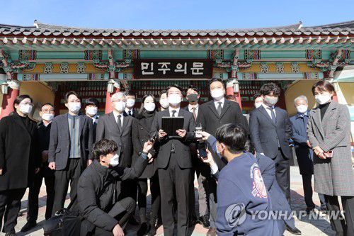 안철수, 5·18 묘지 앞에서 '통합' 강조(광주=연합뉴스) 천정인 기자 = 국민의당 안철수 대선 후보가 28일 오전 광주 북구 국립 5·18 민주묘지 참배를 마치고 기자회견을 하고 있다. 2021.11.28 iny@yna.co.kr