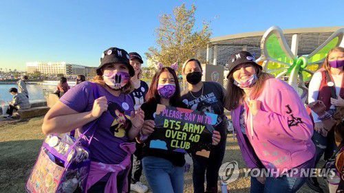 "40대 아미클럽도 있어요"(로스앤젤레스=연합뉴스) 이세영 기자 = 27일(현지시간) 미국 로스앤젤레스(LA) 소파이 스타디움에서 2년 만에 열리는 방탄소년단(BTS)의 첫 대면 콘서트를 앞두고 '40대 아미클럽'이라는 동호회의 팬들이 포즈를 취하고 있다. 2021.11.28 seva@yna.co.kr
