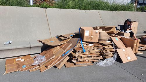 BTS 굿즈 판매점 주변에 쌓아둔 박스 상자(로스앤젤레스=연합뉴스) 이태수 기자 = 방탄소년단 콘서트가 열리는 소파이 스타디움 인근 BTS 굿즈 판매점에 28일(현지시간) 물건을 모두 판매한 빈 박스가 쌓여있다. 2021. 11.29. tsl@yna.co.kr