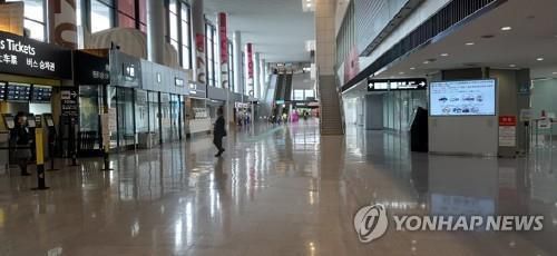 코로나19 방역을 앞세운 일본 정부의 엄격한 출입국 규제 정책으로 한산한 나리타공항 제1터미널 모습. [연합뉴스 자료사진]