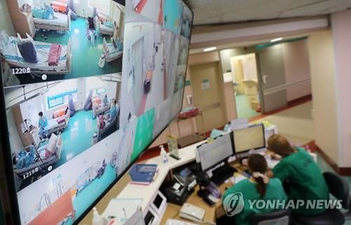 빈자리 없는 중증 병상   (대전=연합뉴스) 김준범 기자 = 29일 오후 대전시 서구 둔산동 대전을지대학교병원 감염병 전담 병동의 복도 모습. 신종 코로나바이러스 감염증(코로나19) 상황 악화로 대전에 있는 중증 병상은 모두 사용 중이어서 추가로 환자를 수용할 수 없는 상황에 이르렀다. 2021.11.29 psykims@yna.co.kr